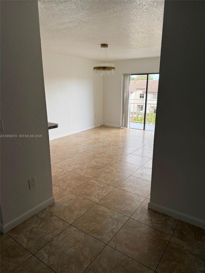 8425 NW 8th St, Unit 306, Miami, FL 33126 Photo