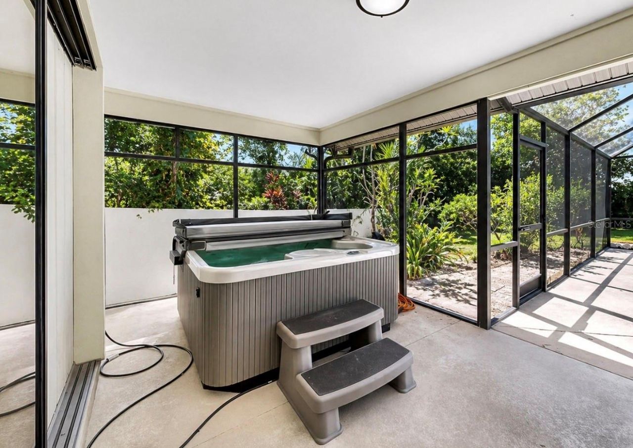 948 Winter Garden Drive, Sarasota, FL 34243 Photo