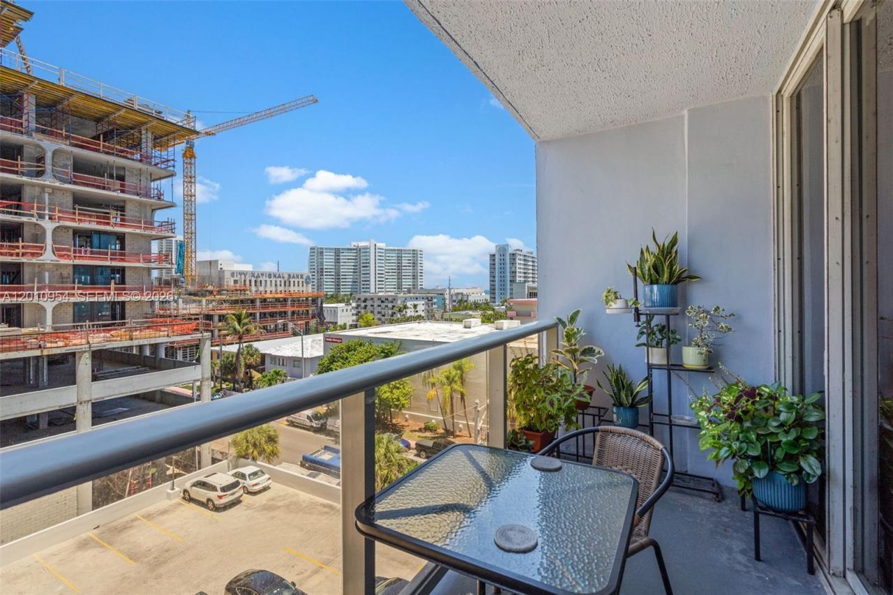 401 69th St, Unit 605, Miami Beach, FL 33141 Photo