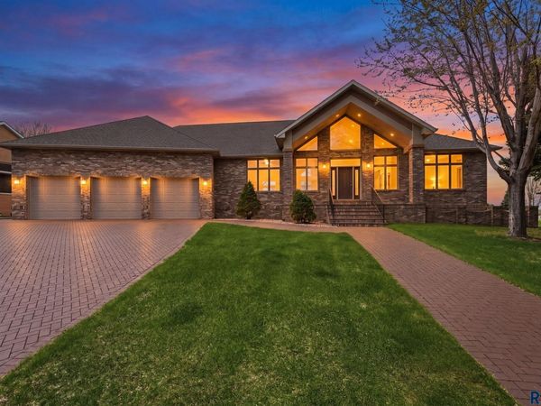 6301 S Grand Prairie Dr, Sioux Falls, SD 57108