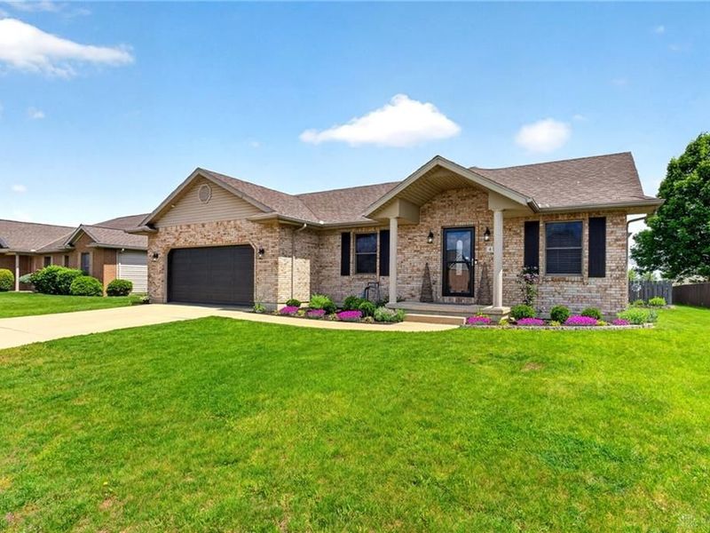412 Clover Hill Drive, Tipp City, OH 45371 Photo 2