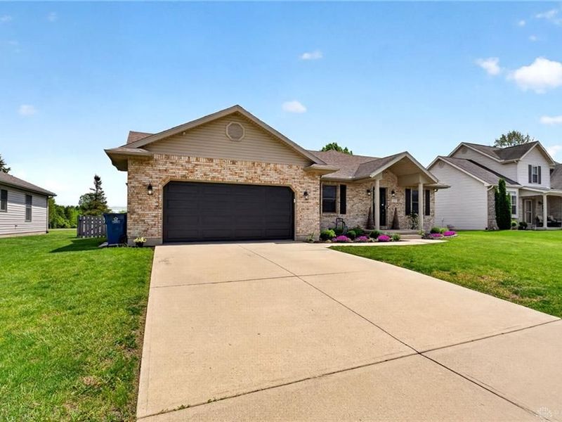 412 Clover Hill Drive, Tipp City, OH 45371 Photo 3