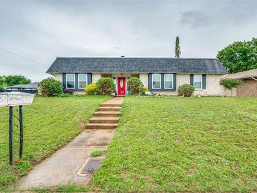 1616 Country Manor Road, Fort Worth, TX 76134