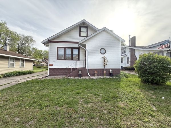 247 17th Place , Clinton, IA 52732