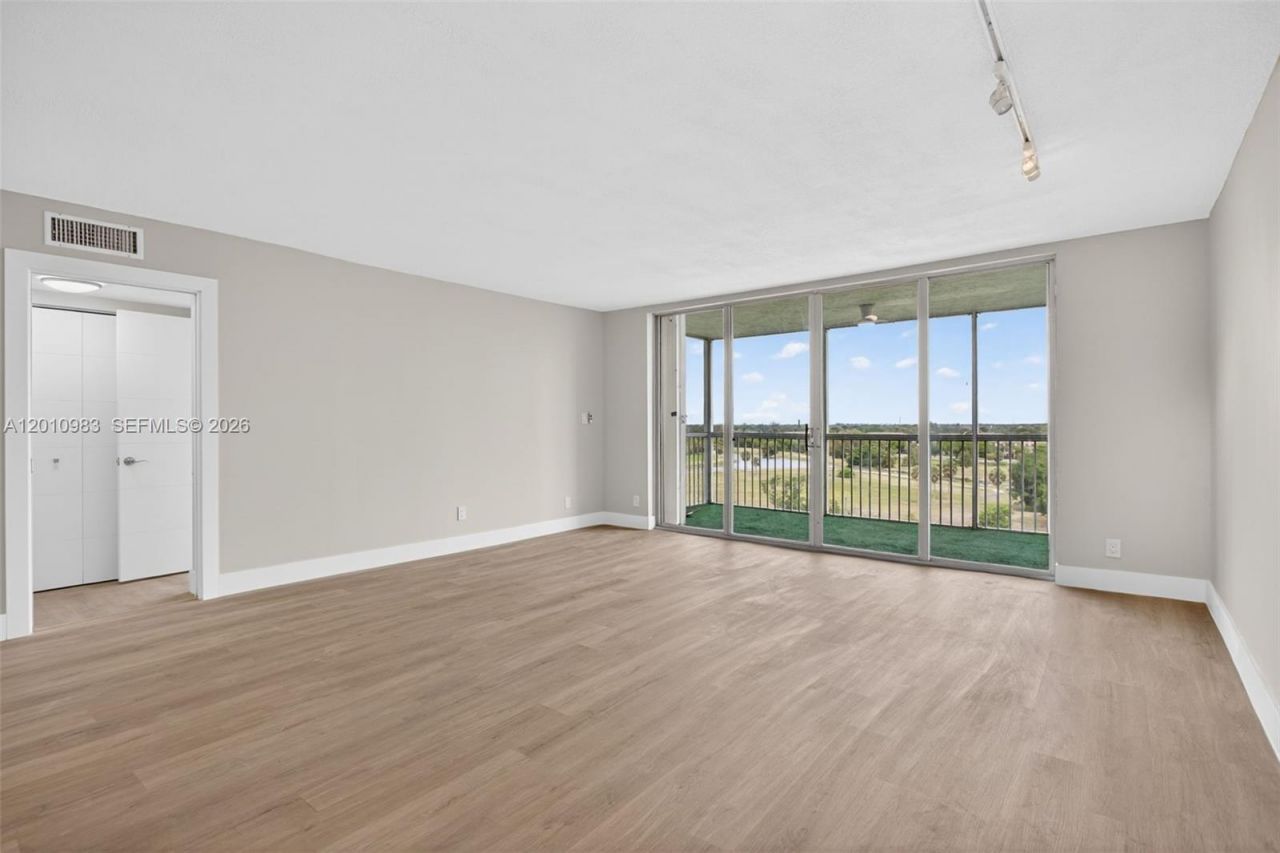 3090 N Course Dr, Unit 807, Pompano Beach, FL 33069 Photo