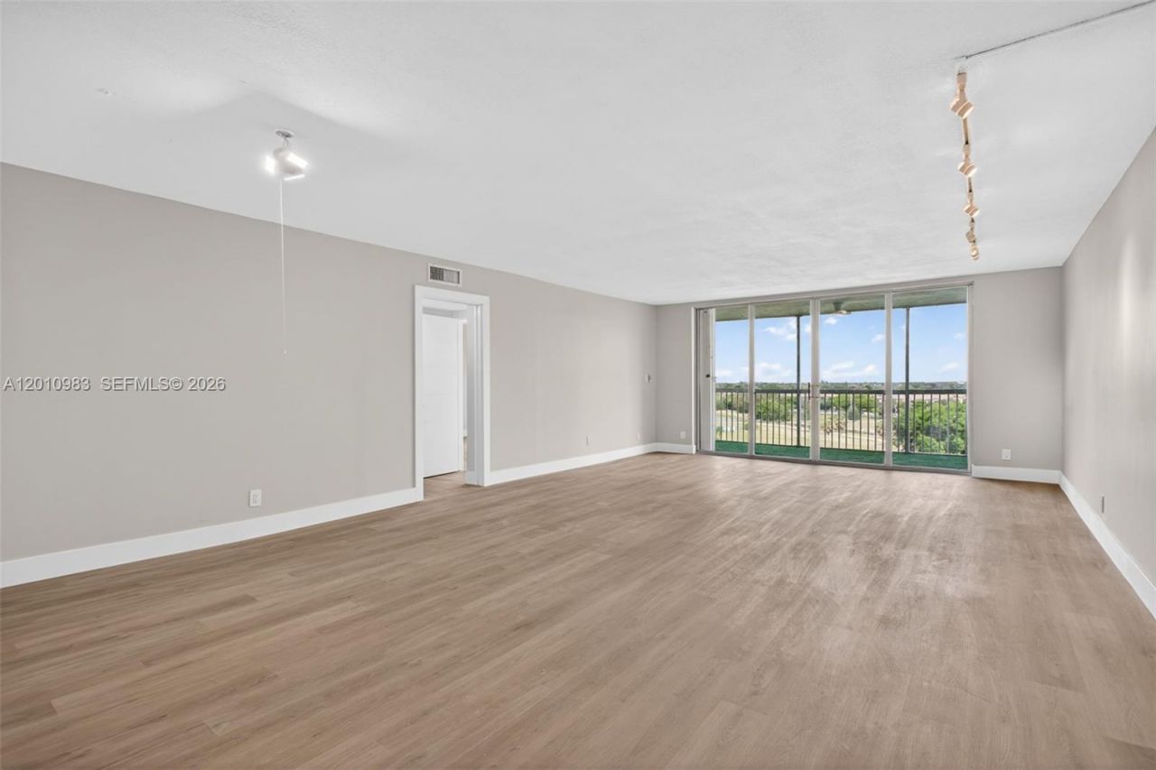 3090 N Course Dr, Unit 807, Pompano Beach, FL 33069 Photo