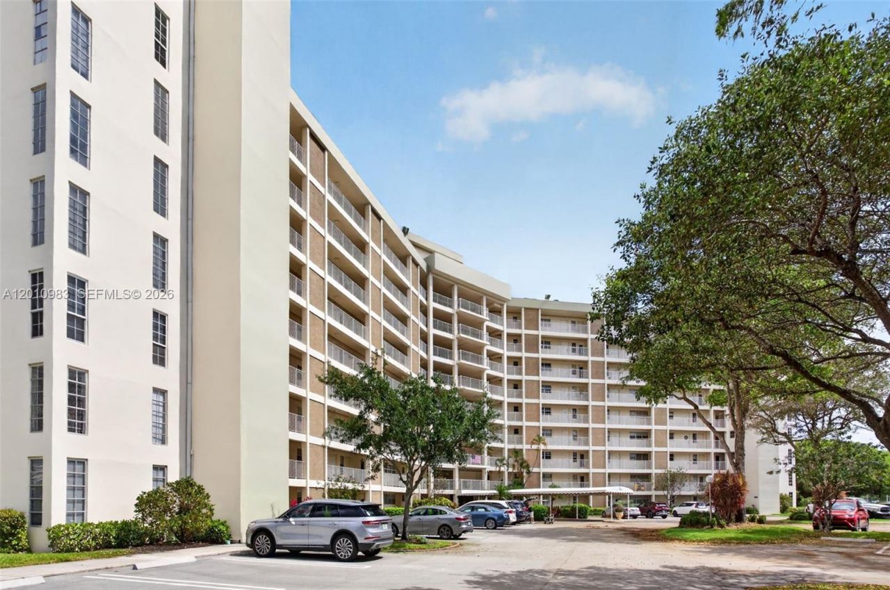 3090 N Course Dr, Unit 807, Pompano Beach, FL 33069 Photo