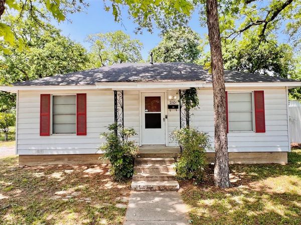 2101 Layton Avenue , Haltom City, TX 76117