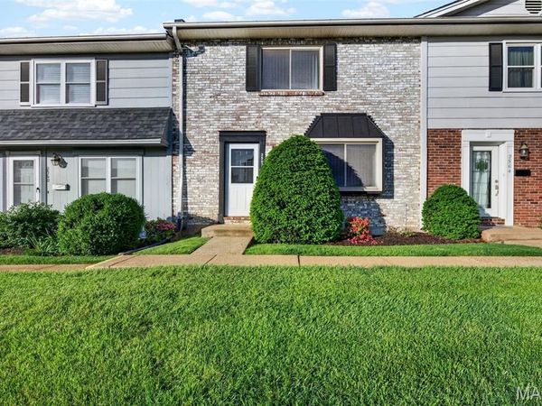 2562 Grayland Walk, Unincorporated, MO 63129
