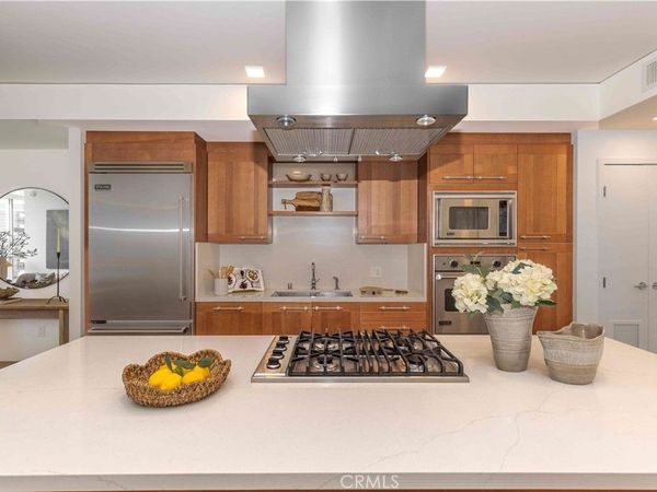 9 MacArthur Place, Unit 806, Santa Ana, CA 92707