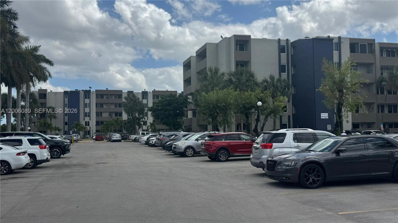 10090 NW 80th Ct, Unit 1203, Hialeah Gardens, FL 33016 Photo