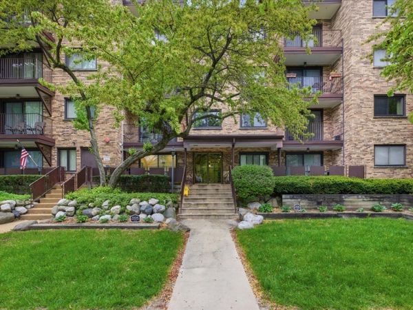 100 S Vail Avenue, Unit 203, Arlington Heights, IL 60005