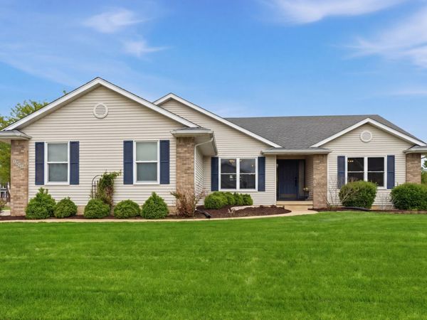 1991 Streamside Drive, Bettendorf, IA 52722
