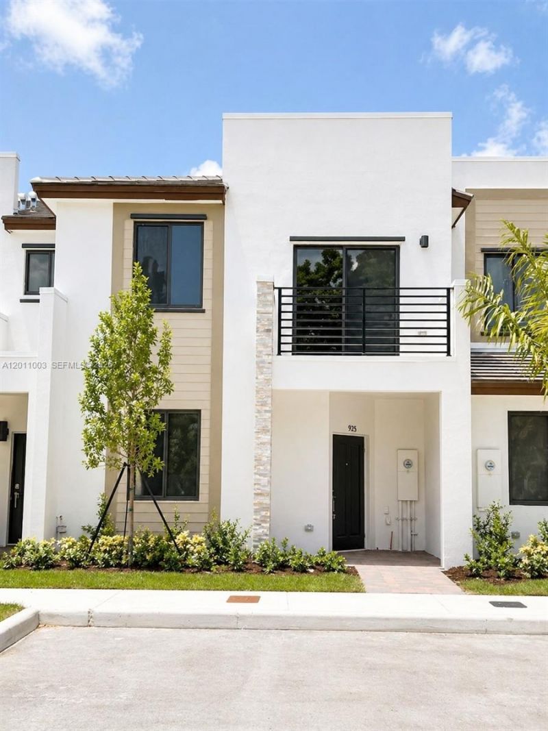 925 NE 211th St , Unit 925, Miami, FL 33179 Photo