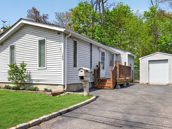 109 Eastview Road , Ronkonkoma, NY 11779