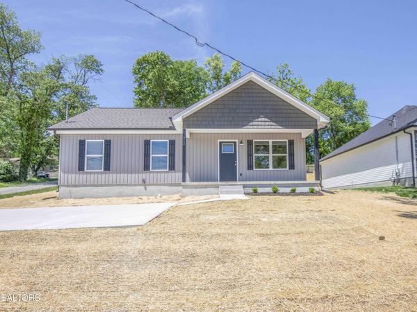 912 McAdoo St, Clinton, TN 37716