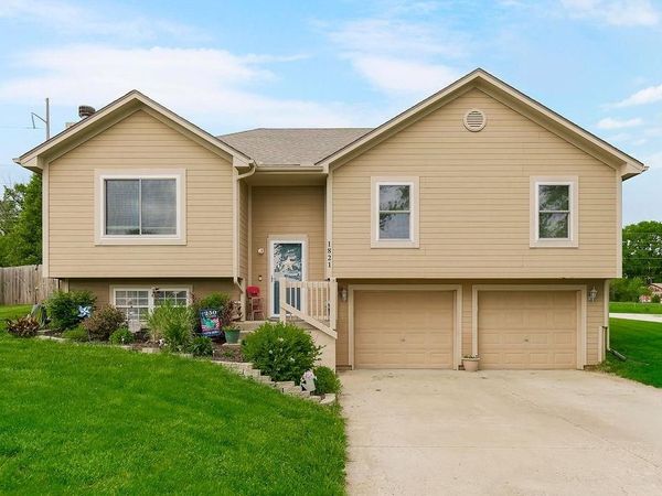 1821 SE Kenwood Drive, Blue Springs, MO 64014