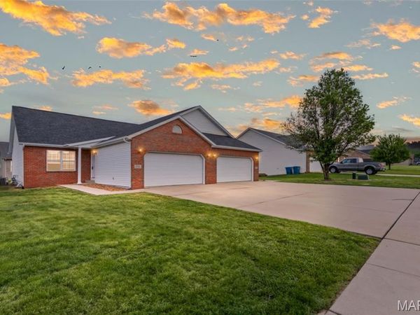 150 Field Crossing Drive, Highland, IL 62249