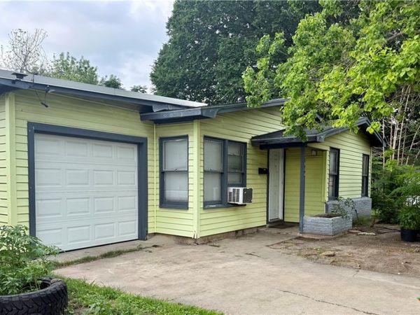 1604 E Mistletoe Avenue, Victoria, TX 77901