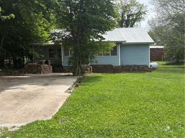 1110 W holt , Lincoln, AR 72744
