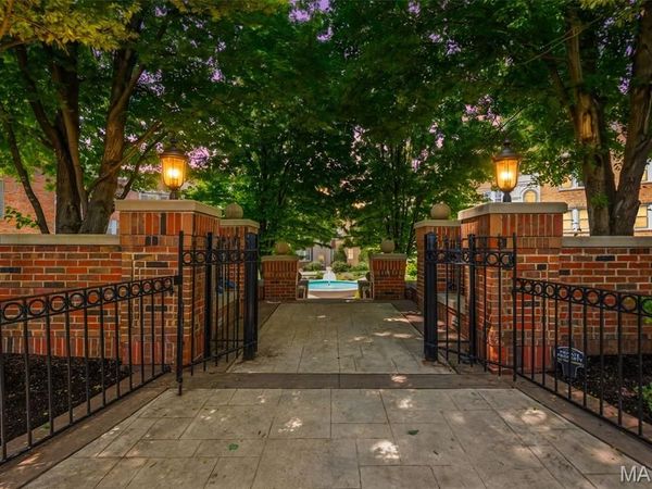 7741 Kingsbury Boulevard, Unit 22, Clayton, MO 63105