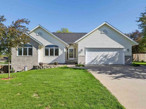 700 Mesquite Dr, Coralville, IA 52241