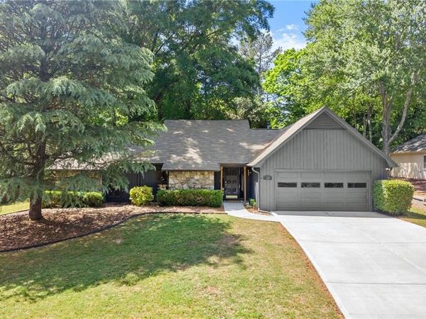 20 Sweetwood Court , Roswell, GA 30076