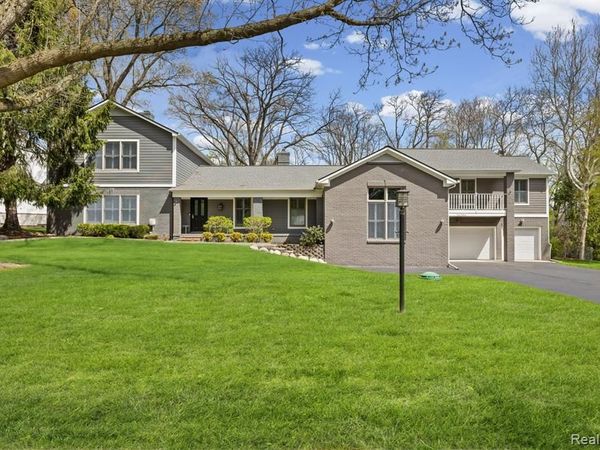 26296 Franklin Court, Franklin Vlg, MI 48025