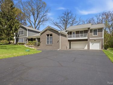 26296 Franklin Court, Franklin Vlg, MI 48025