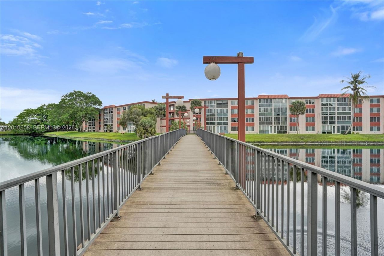 5950 Del Lago Cir , Unit 104, Sunrise, FL 33313 Photo