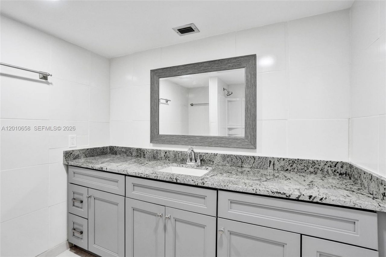 5950 Del Lago Cir , Unit 104, Sunrise, FL 33313 Photo