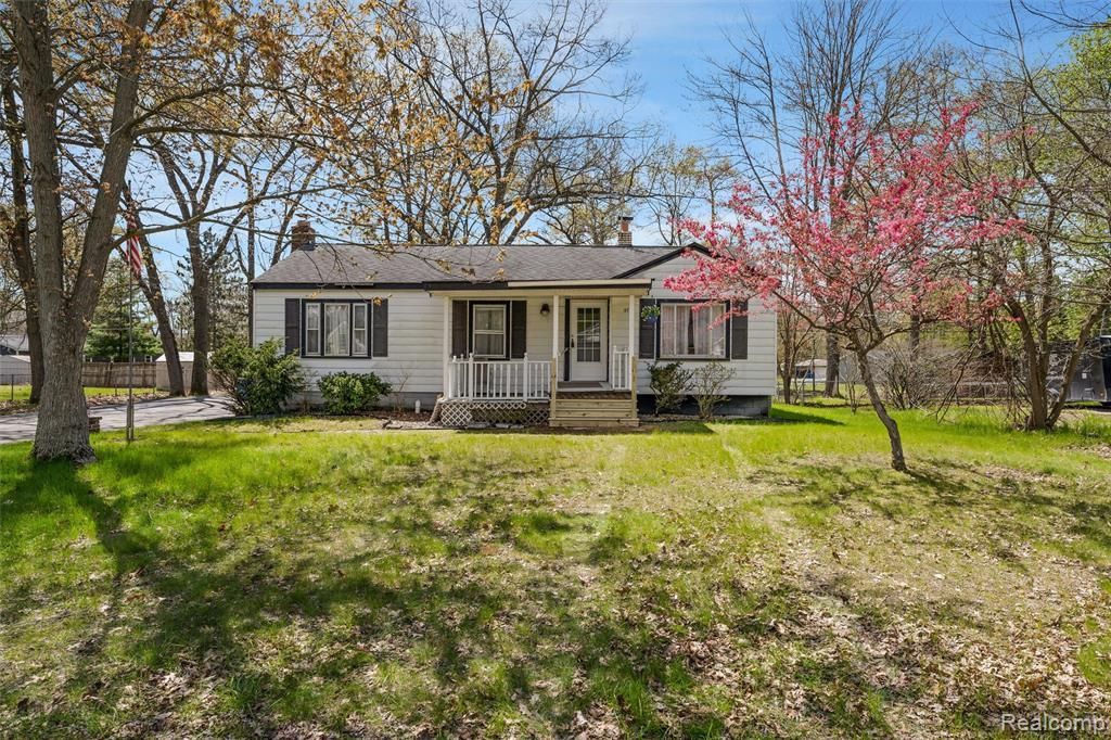 5711 Crescent Road, Waterford Township, MI 48327 Main Photo