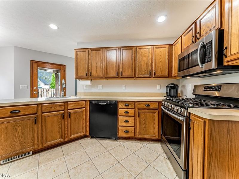 22461 Macbeth Avenue, Fairview Park, OH 44126 Photo 11