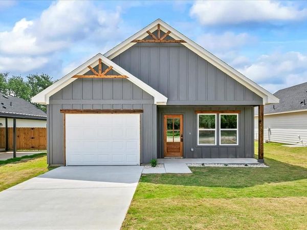 805 Arrowhead Court, Granbury, TX 76048
