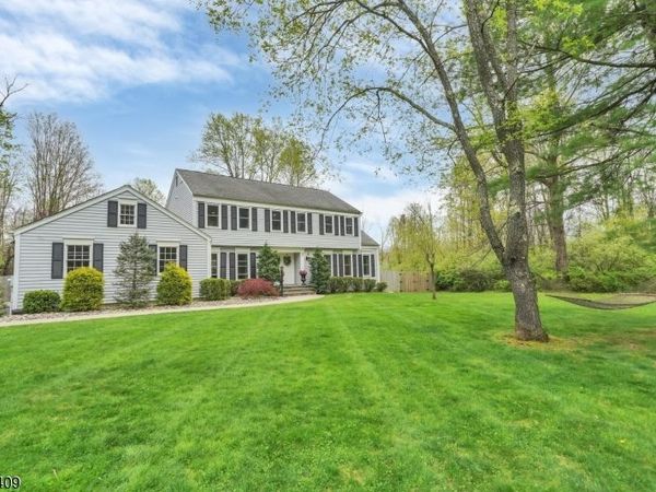 5 Fieldstone Dr, Washington, NJ 07853