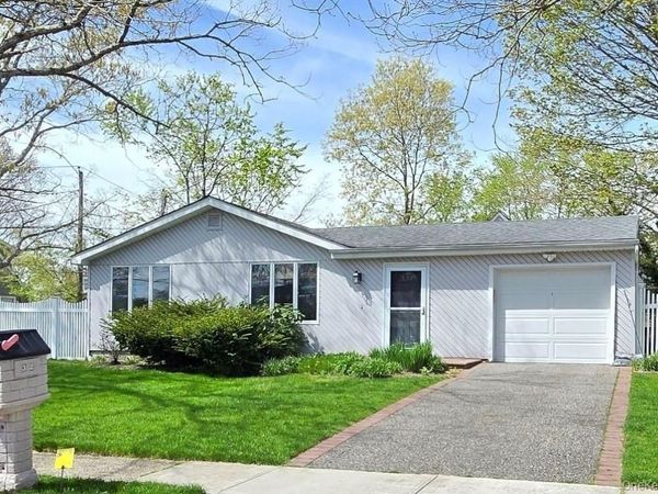 32 Plaza Lane , Selden, NY 11784