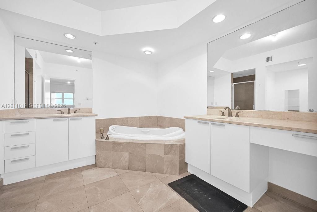 15051 Royal Oaks Ln , Unit 1605, North Miami, FL 33181 Photo