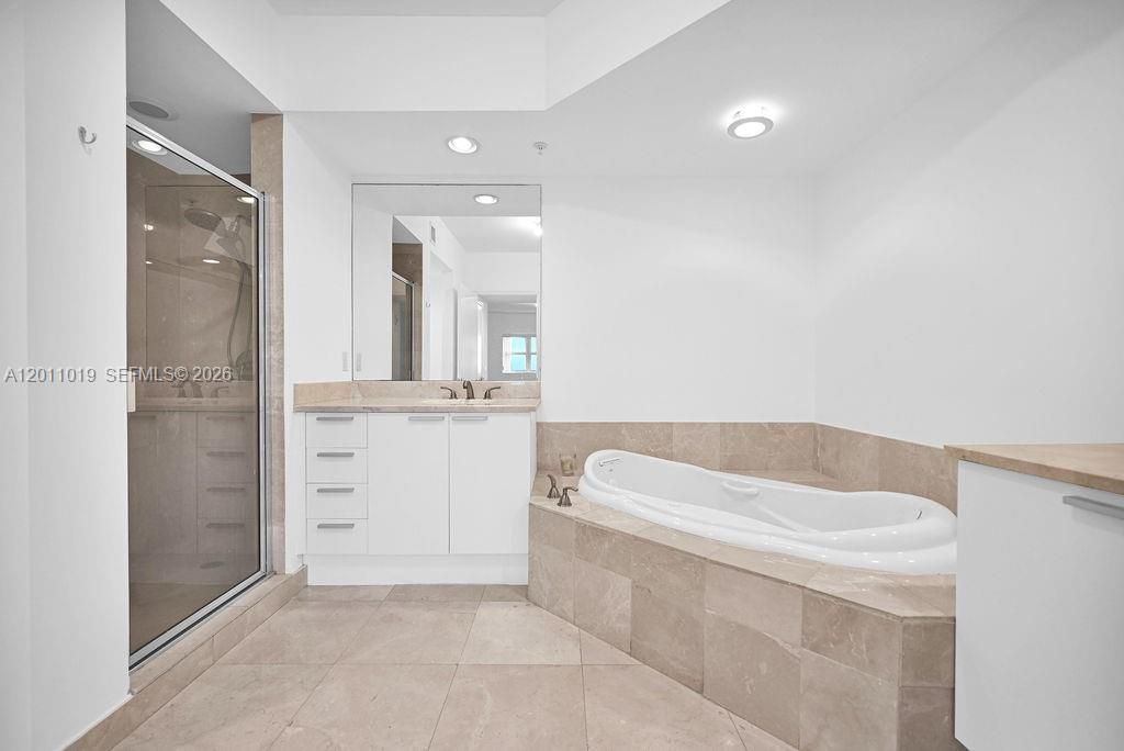 15051 Royal Oaks Ln , Unit 1605, North Miami, FL 33181 Photo