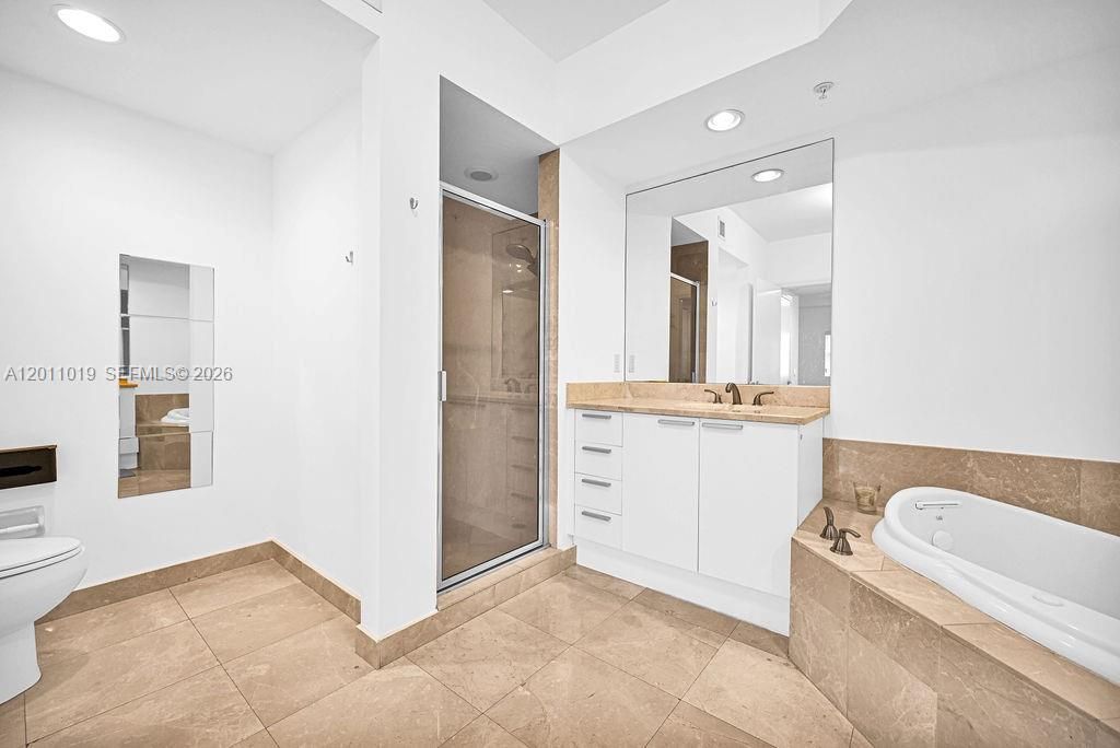 15051 Royal Oaks Ln , Unit 1605, North Miami, FL 33181 Photo