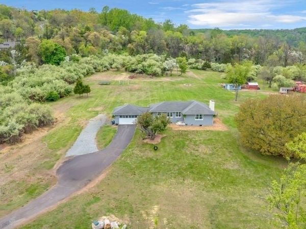 326 Riegelsville Rd, Holland, NJ 08848