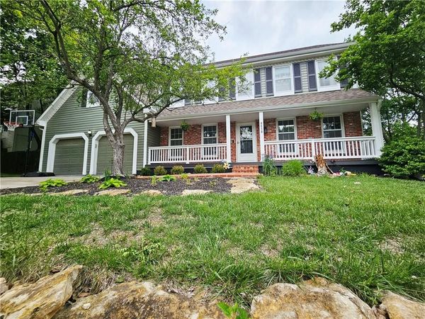 8638 Greenwood Lane, Lenexa, KS 66215
