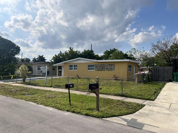 5721 SW 38th Street, Davie, FL 33314