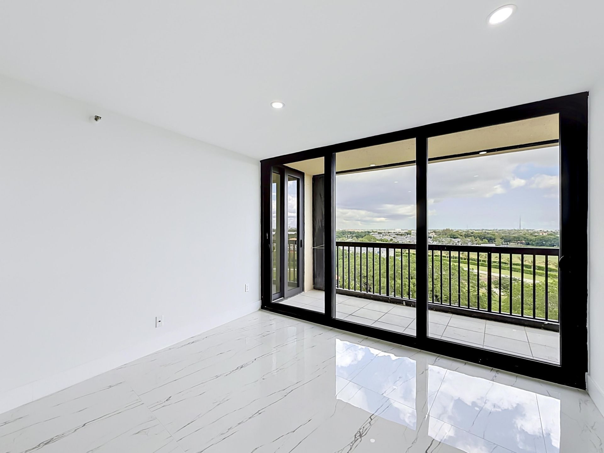 2480 Presidential Way, Unit 902, West Palm Beach, FL 33401 Photo