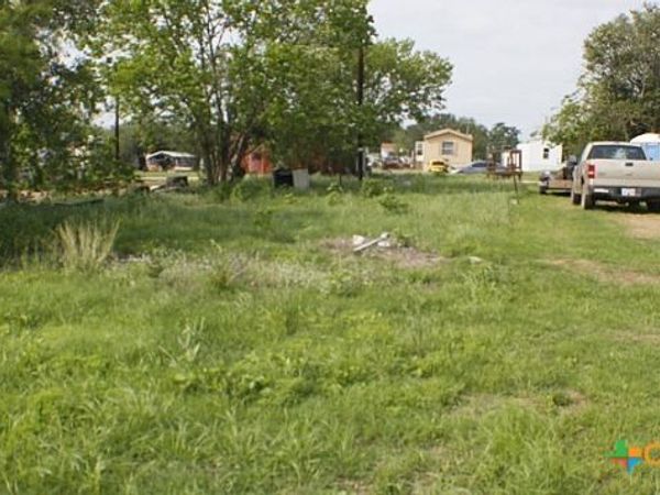 812 NE 4th Street , Waelder, TX 78959