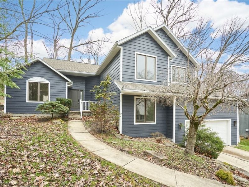 718 Stonecliff Drive , Akron, OH 44313 Photo 2