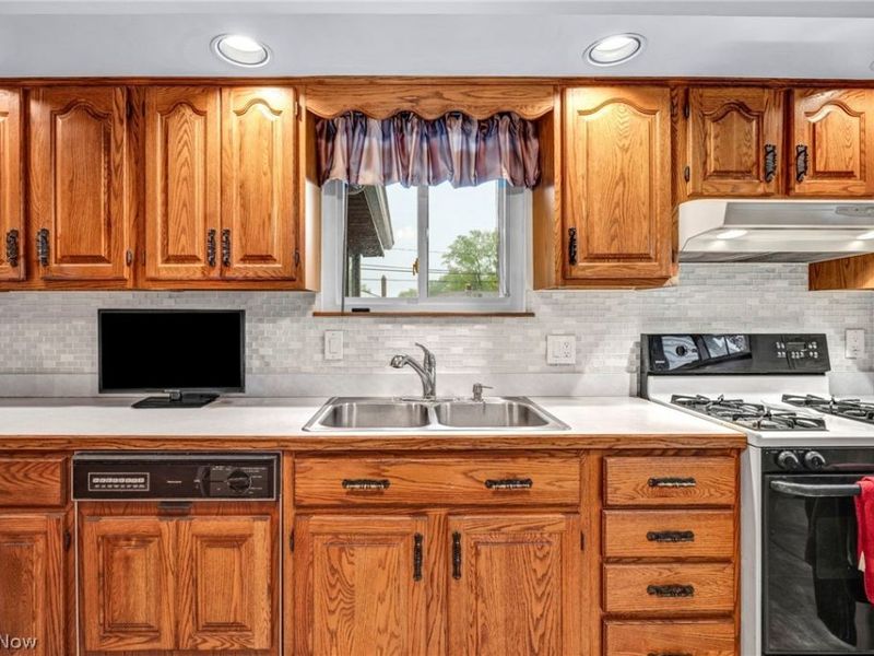15425 Richard Drive , Brook Park, OH 44142 Photo 18