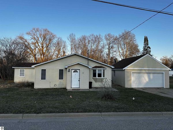 358 Corning Street N, Farwell, MI 48622
