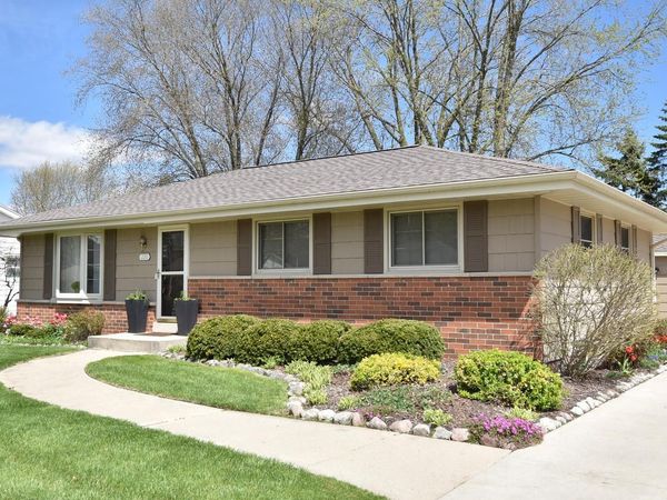 220 Judge DRIVE, Saukville, WI 53080