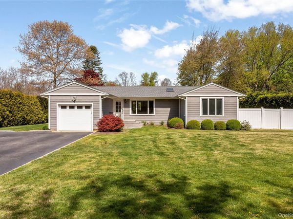 68 W Apollo Drive , Riverhead, NY 11901