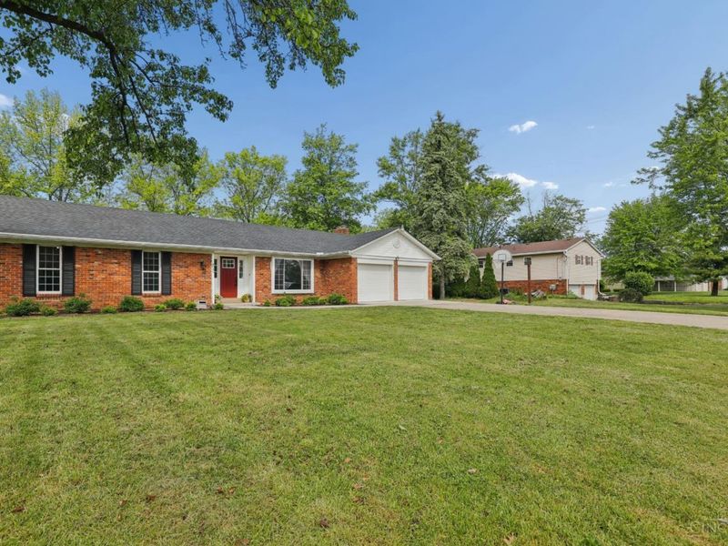 8049 Shade Tree Drive, West Chester, OH 45069 Photo 2